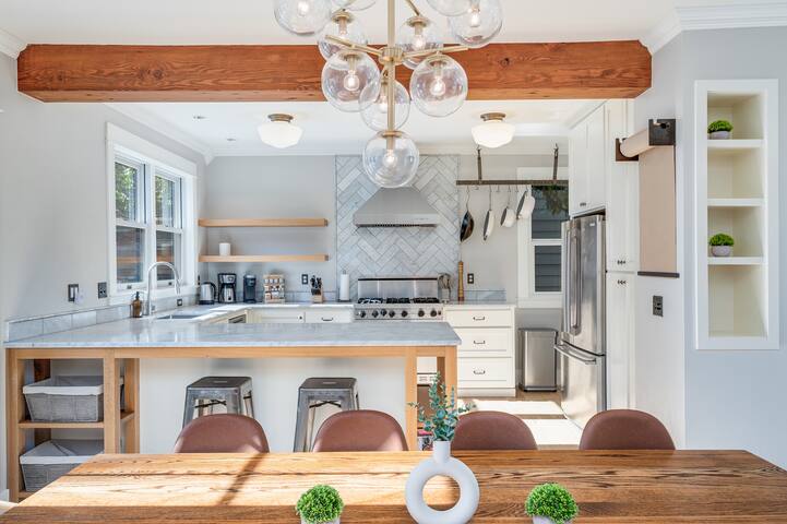 Charming 4B2B SFH Walk to CapHill w/ Backyard gallery image 2