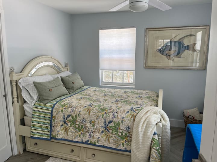 Zadná spálňa pre hostí. Táto izba má manželskú posteľ a rozkladacie dvojlôžko. 