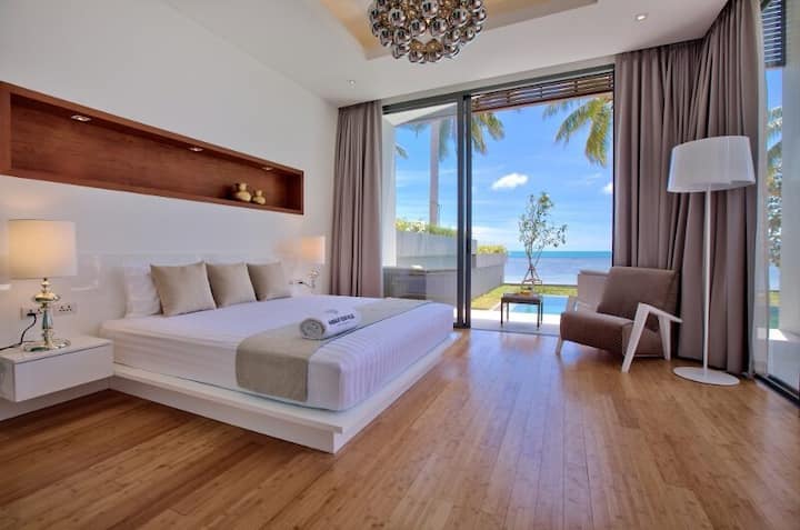 Master Bedroom with King Size bed with its beach and sea view and direct terrace access