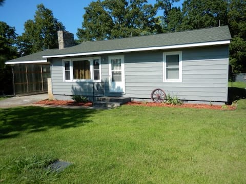 Norfork Lake Home, fenced yard, Snowbirds Welcome!
