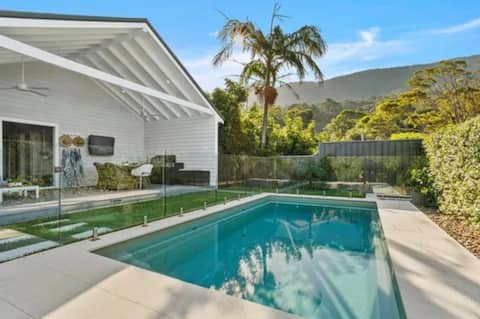 Top Airbnb: Cozy 3 bedroom cottage by the sea with pool in Wollongong City Council