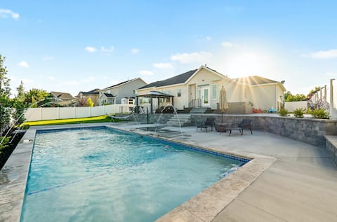 Luxury home w/heated pool & spa, 15 min from mtns!