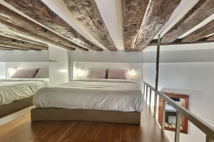 Matrac vyniká skvelým pohodlím 160*200 CM, posteľná bielizeň je k dispozícii.
Výška stropu v medziposchodí 1 m40