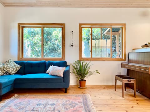 A unique wooden house with a pool near the Sea of Galilee