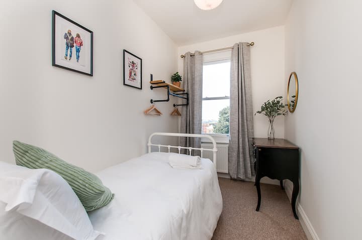 Единечен кревет со висечка шина и фиоки. 