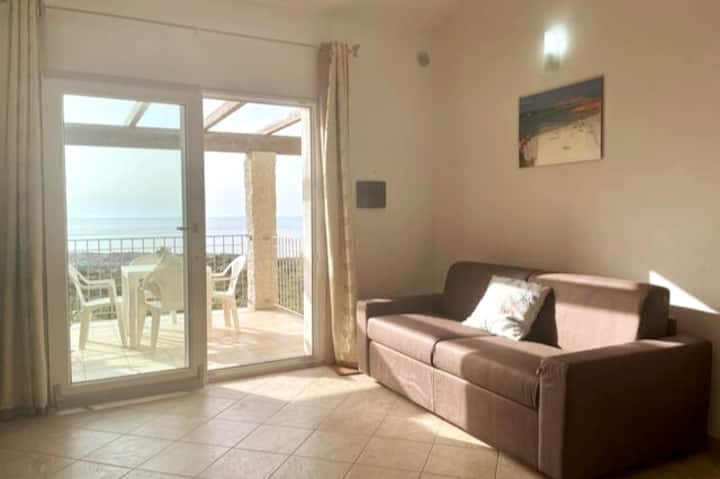 Séjour avec canapé-lit double et vue sur la mer