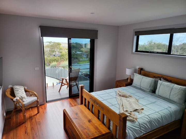 el dormitorio 4  tiene una cama tamaño queen, BIR, TV inteligente en línea y terraza privada.