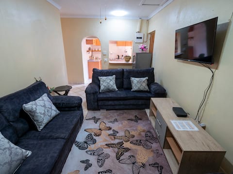 Spacious 2-bedroom guesthouse in Flora Park