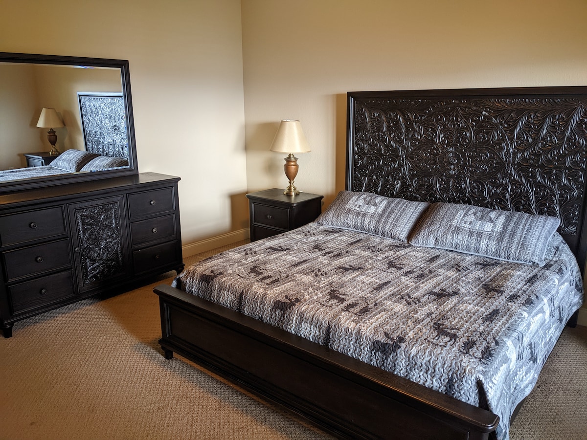 ห้องนอนใหญ่พร้อมเตียงคิงไซส์ เพลิดเพลินกับการชมพระอาทิตย์ขึ้นเหนือภูเขาจากห้องนอนใหญ่ ทุกห้องในบ้านมีวิวของตัวเอง 