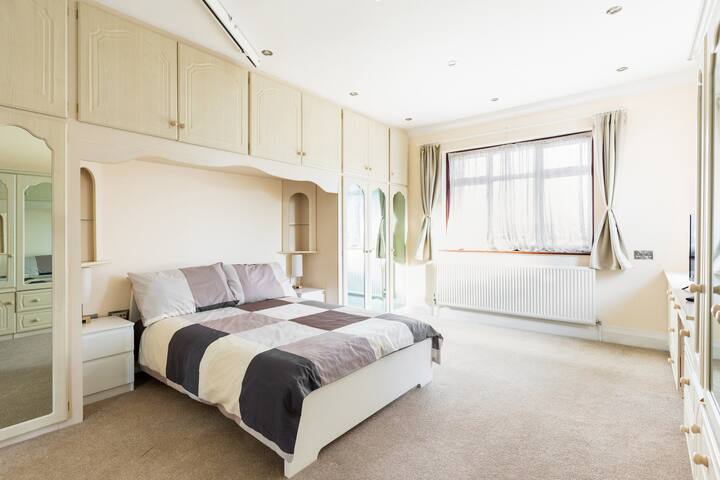 Spacious 4 bedroom suite in the Heart of Wembley gallery image 4