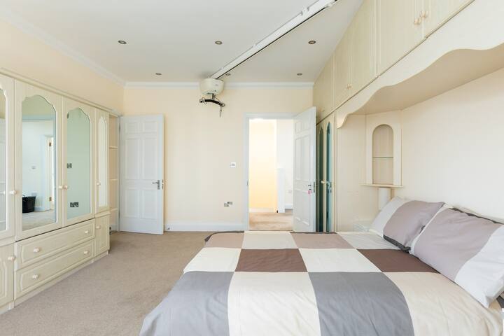 Spacious 4 bedroom suite in the Heart of Wembley gallery image 5