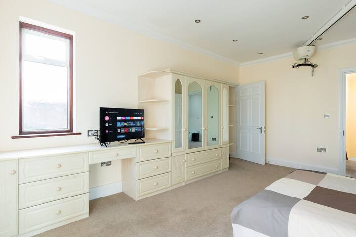 Spacious 4 bedroom suite in the Heart of Wembley gallery image 2