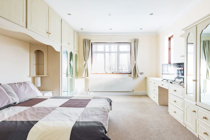 Spacious 4 bedroom suite in the Heart of Wembley