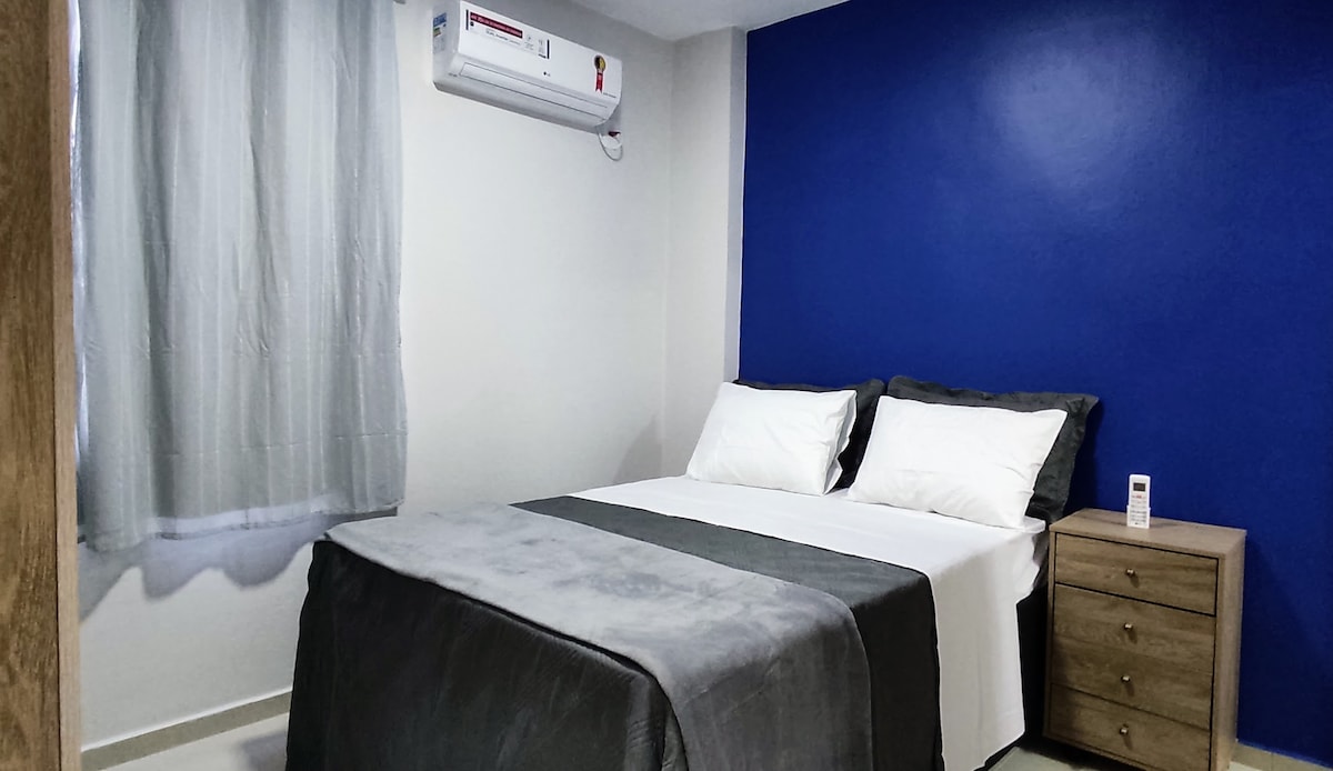 Suite con cama tamaño queen, aire acondicionado, minibar, cortina opaca y armario. 