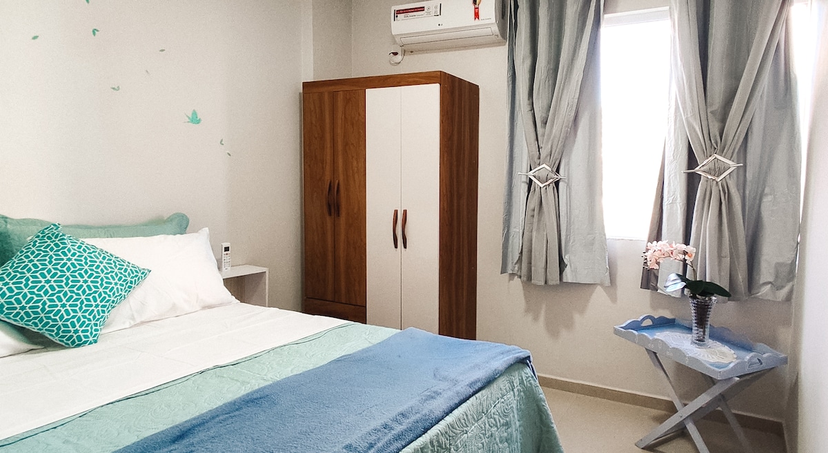 dormitorio 2, con cama tamaño queen, aire acondicionado, armario y cortina opaca.