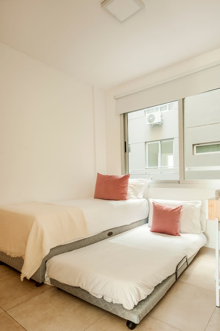 Chumba #2 cha kulala kimeboreshwa kuwa vitanda 2 vya mtu binafsi