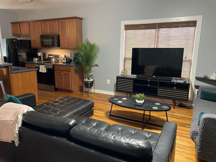 Cute, Modern Athens Stay For Couples And Groups - アセンズ, GA