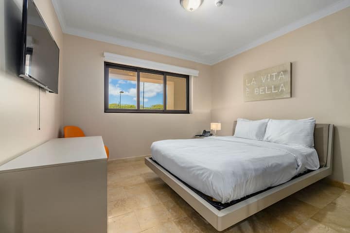 Un dormitorio con cama tamaño queen para 2 personas.