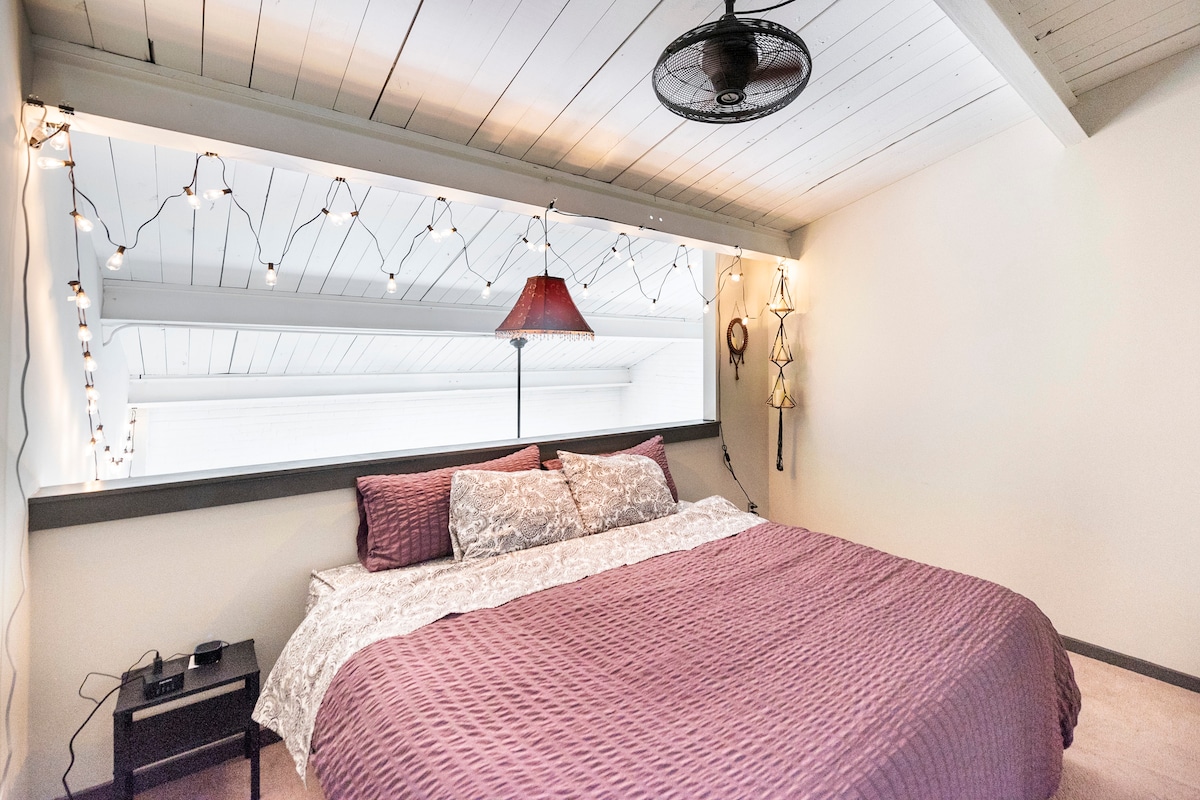 Loftová spálňa má posteľ veľkosti king size a romantické osvetlenie veľkosti king size.