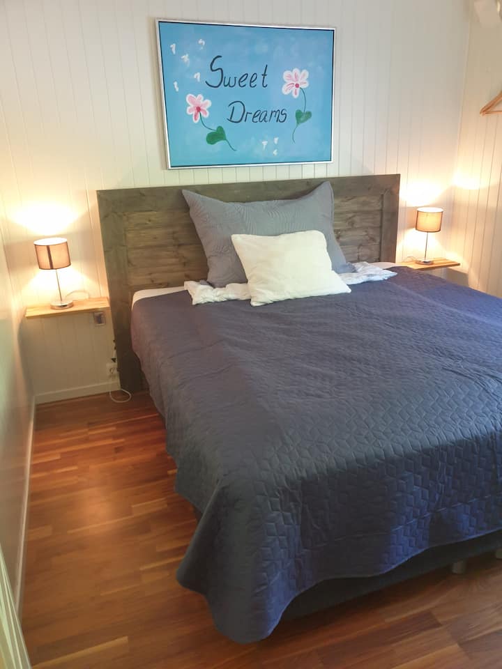 1号卧室位于主楼层