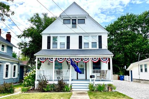 ENTIRE UNIT- Charming Century Home in Harbour Town