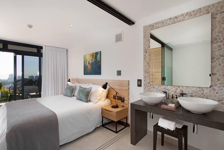 4-Bedroom Serviced apartment with Balcony. gallery image 5