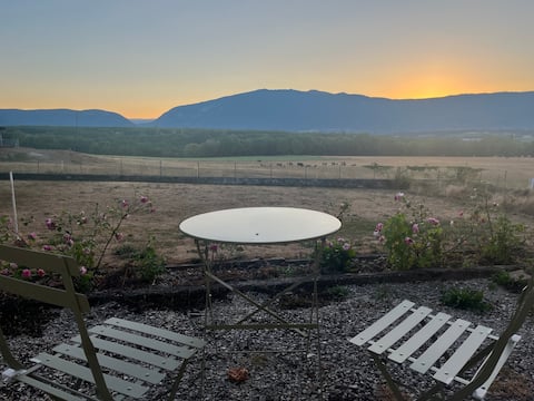 Quiet apartment 2km from border