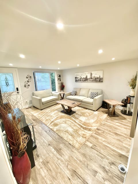Top performing Airbnb: Cheerful 2-bdrm cottage 2 minute walk to the lake in Georgina