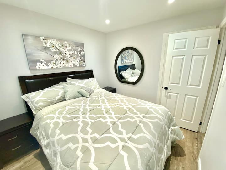 เตียงควีนไซส์ #2 พร้อมที่นอนและเครื่องนอนที่สะดวกสบาย เรามีเตียงขนาดควีนไซส์ 2 หลังและเตียงเดี่ยว 2 หลังและโซฟาที่สะดวกสบาย 1 หลัง 