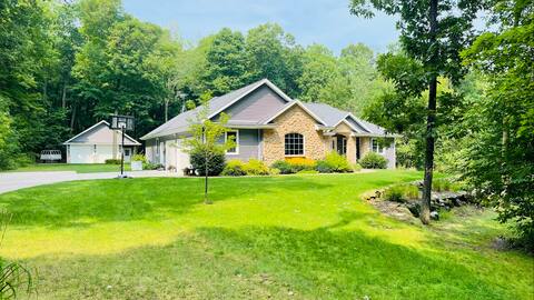 Beautiful Country Home Near Popular Hot Spots!