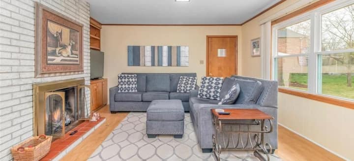 Adorable Three Bedroom Home In Quiet Neighborhood! - Bowling Green, KY