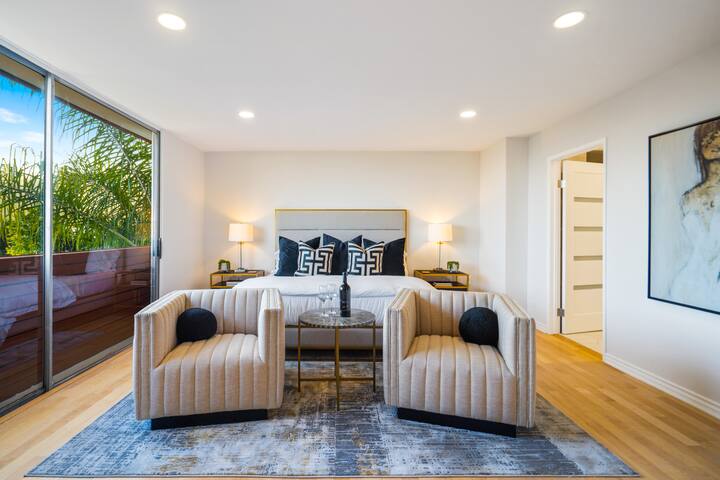 Sophisticated Home in Hollywood Hills w/ Pool gallery image 5