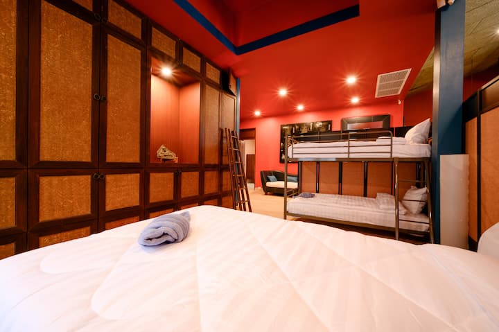 Krevatet marinarë dhe krevatet me trungje të dhomës së 4-të janë të përsosura për të fjetur 4, të rritur beqarë ose adoleshentë dhe fëmijë të familjes