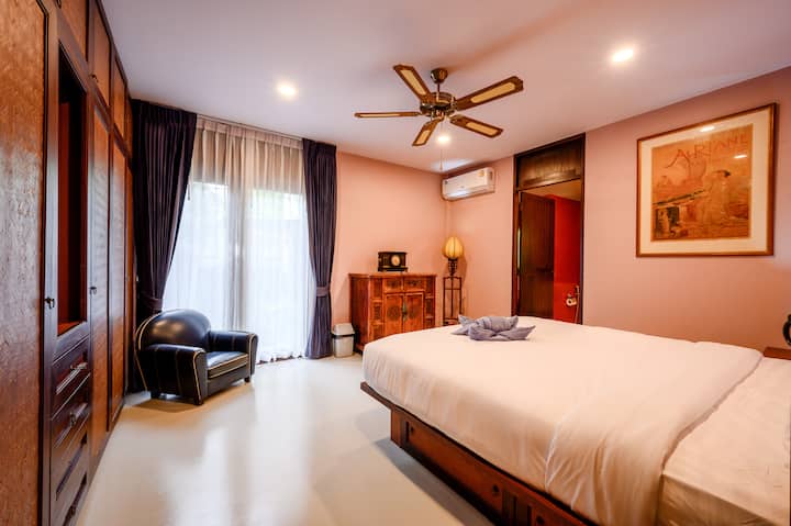 Mirë se vjen në dhomën kryesore të gjumit me kondicioner, ventilator tavani dhe perde të errëta.