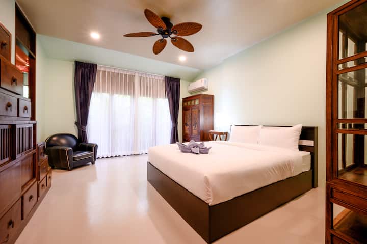 Dhoma e gjumit e dytë me kondicioner dhe ventilator tavani