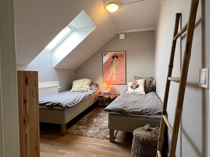 Chumba cha kulala cha 3, vitanda 2 x 80 vilivyo na hifadhi na taa za anga upande wa magharibi.