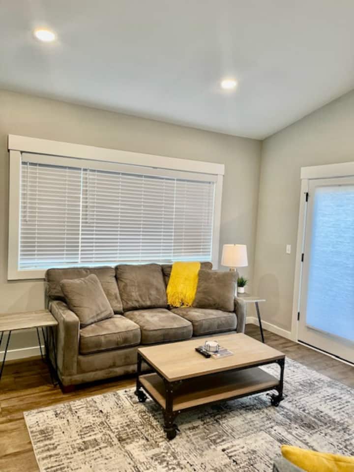 Detached 1-bedroom Guesthouse W/ Private Backyard - Lake Oswego, OR