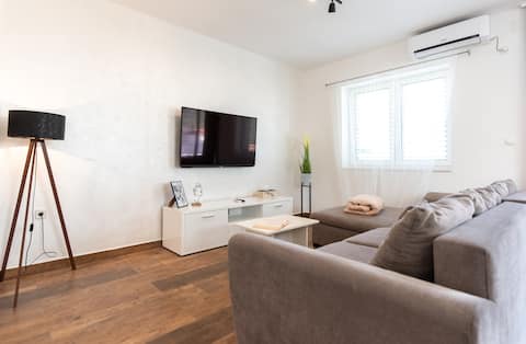 Popular Airbnb listing: New Mediterranean apartment with private pool in Žrnovnica