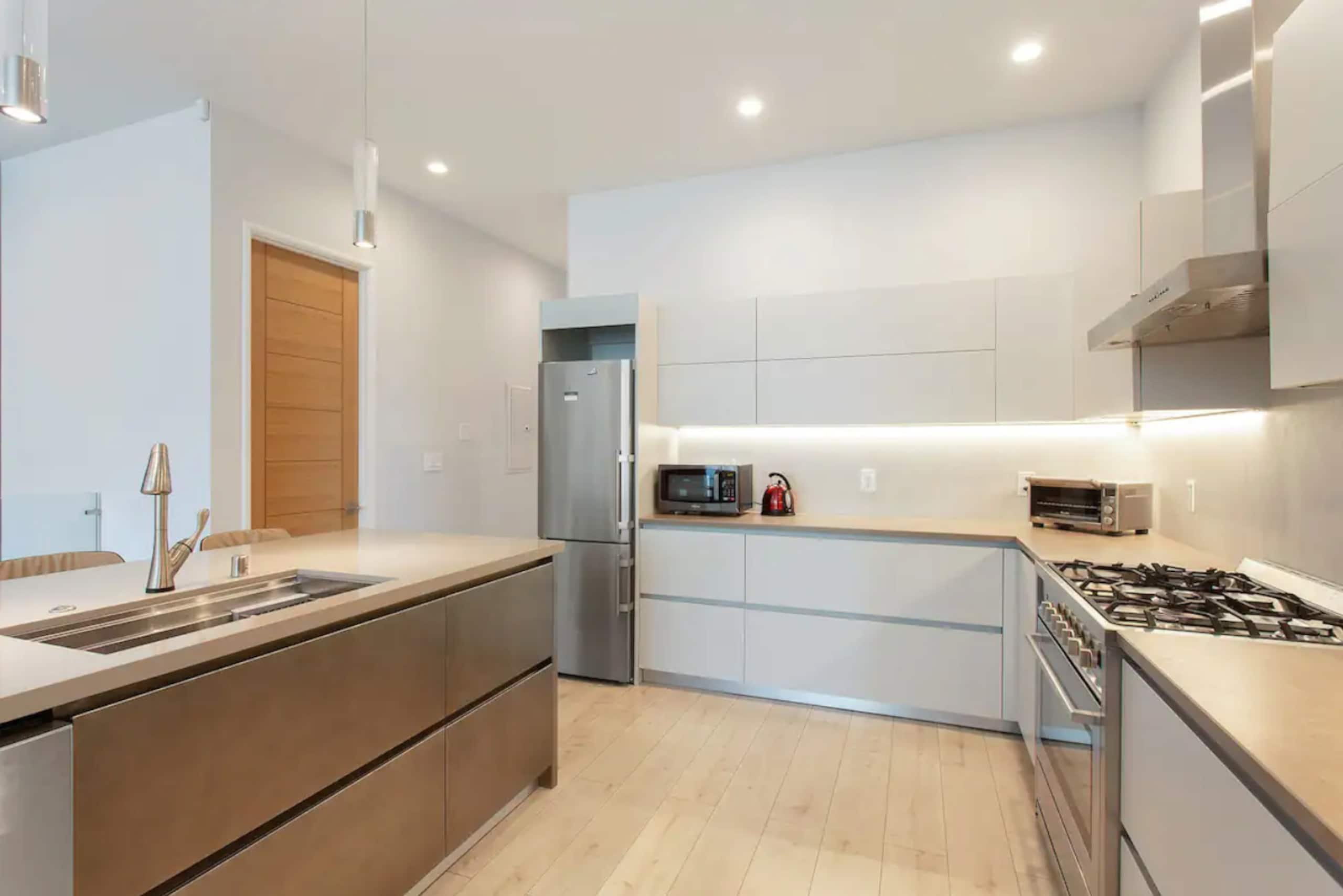 Condo in San Francisco · ★4.91 · 3 bedrooms · 3 beds · 3 baths - Image 4