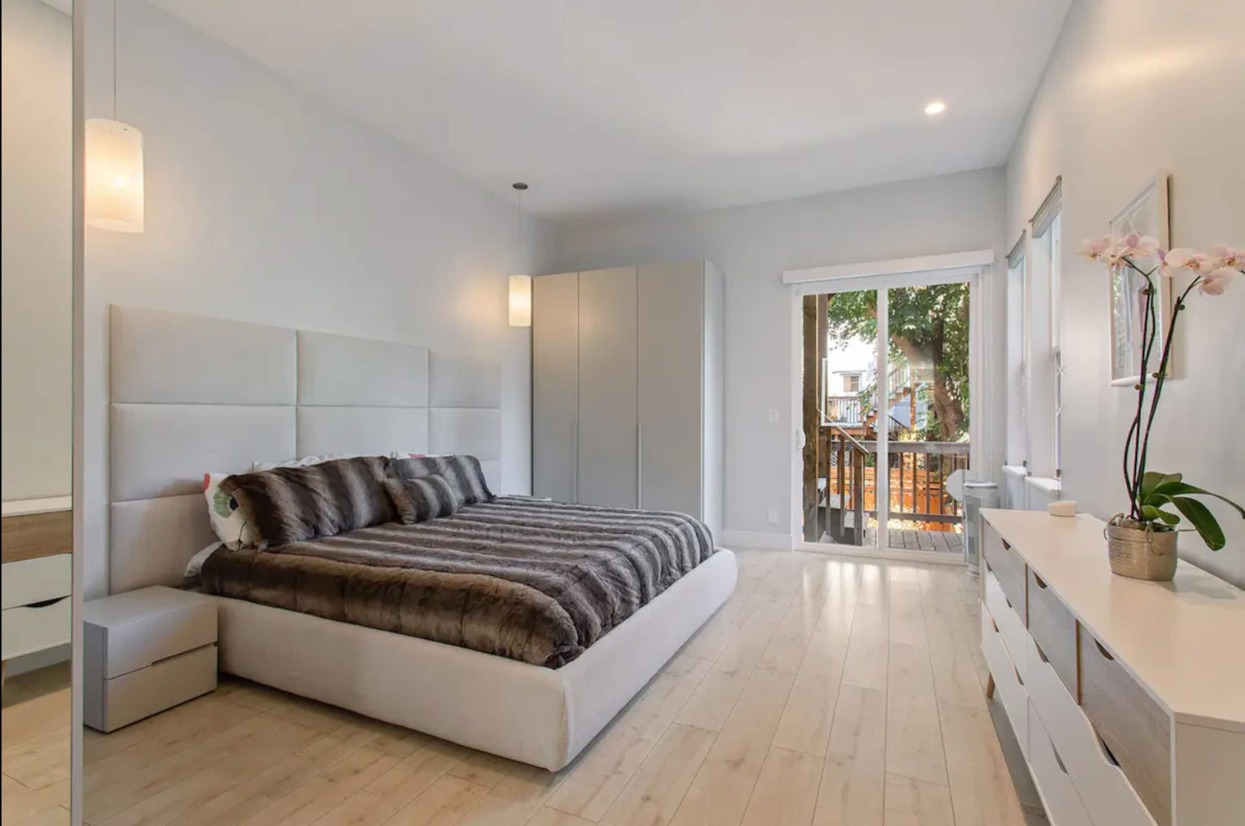 Condo in San Francisco · ★4.91 · 3 bedrooms · 3 beds · 3 baths - Image 1