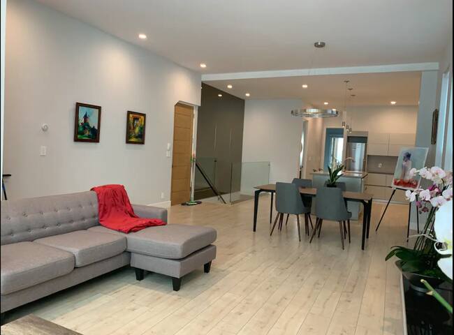 Beautiful, clean, spacious apartment with yard gallery image 3
