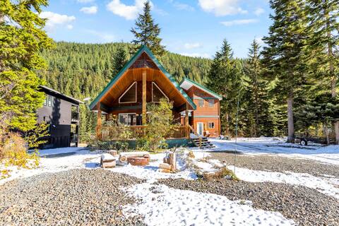 Full Chalet & Carriage Home! Hot Tub & Firepit!