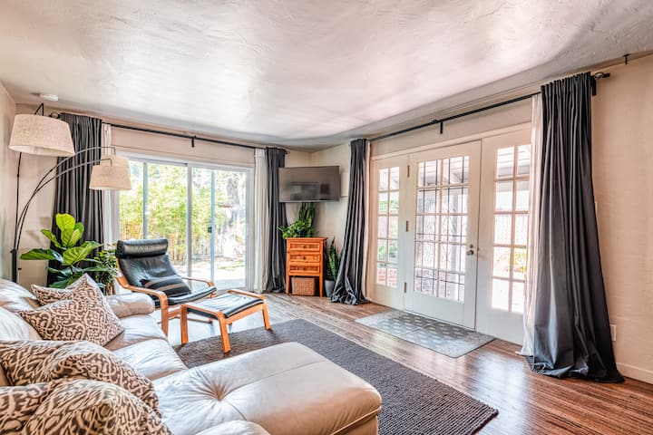Historic Oaks Hideaway-great Location W/ Yard - West Sacramento, CA