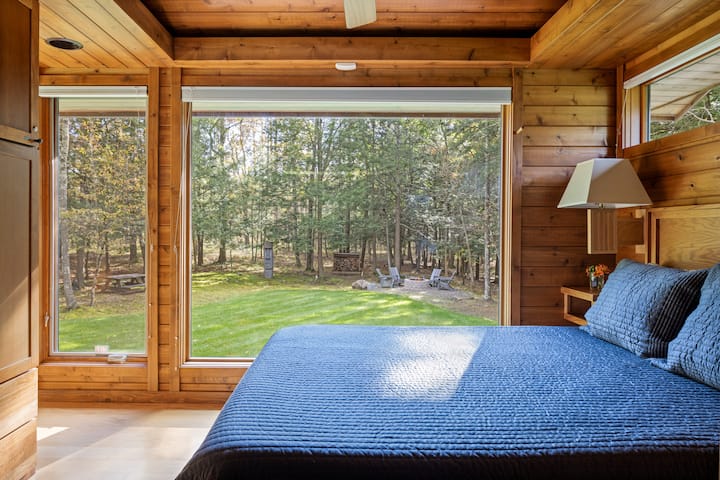 贅沢なリネンとキャスパーメモリーフォームマットレスを備えた超快適なクイーンサイズベッドが待っています。