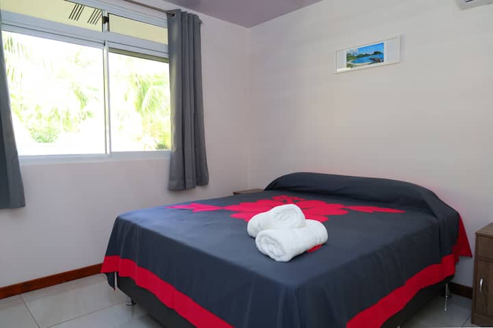 Entrance garden-side room
1 lit king size 180*200
Air-conditioned with wardrobe