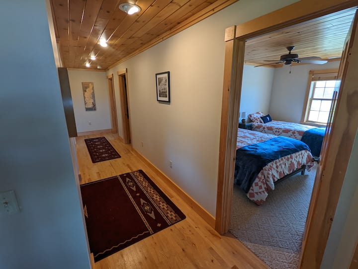 تقع غرفتا نوم وحمامان كاملان في الطابق الرئيسي من الجناح (الطابق الثاني من السكن).