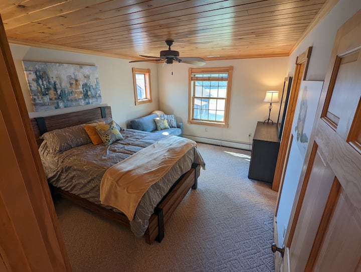 تتسع غرفة النوم الرئيسية لثلاثة أشخاص بسرير كبير ومقعد مزدوج/سرير مزدوج. تم إرفاق خزانة كبيرة وحمام كامل.