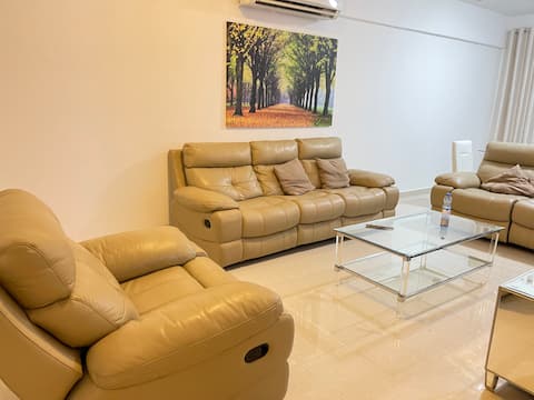 3-Bedroom flat with parking, shops & restaurants .