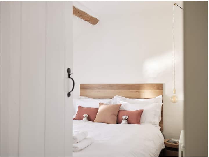 Dormitorio 2 con cama tamaño king, cubrecolchón y ropa de cama de algodón egipcio.