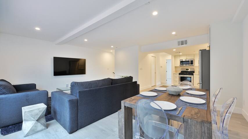 Lovely beachside 2-bedroom Apartment gallery image 3